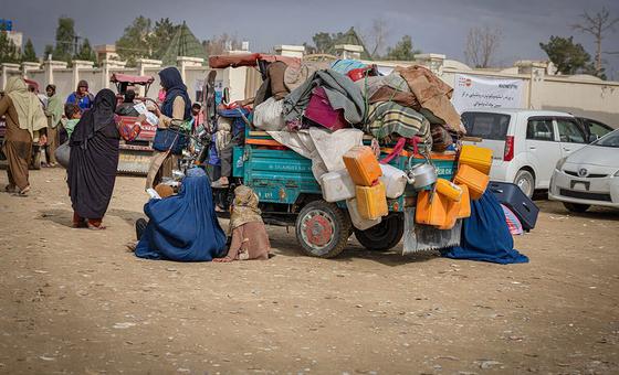 (أرشيف) عائلات أفغانية تعود من باكستان إلى بلادهم.